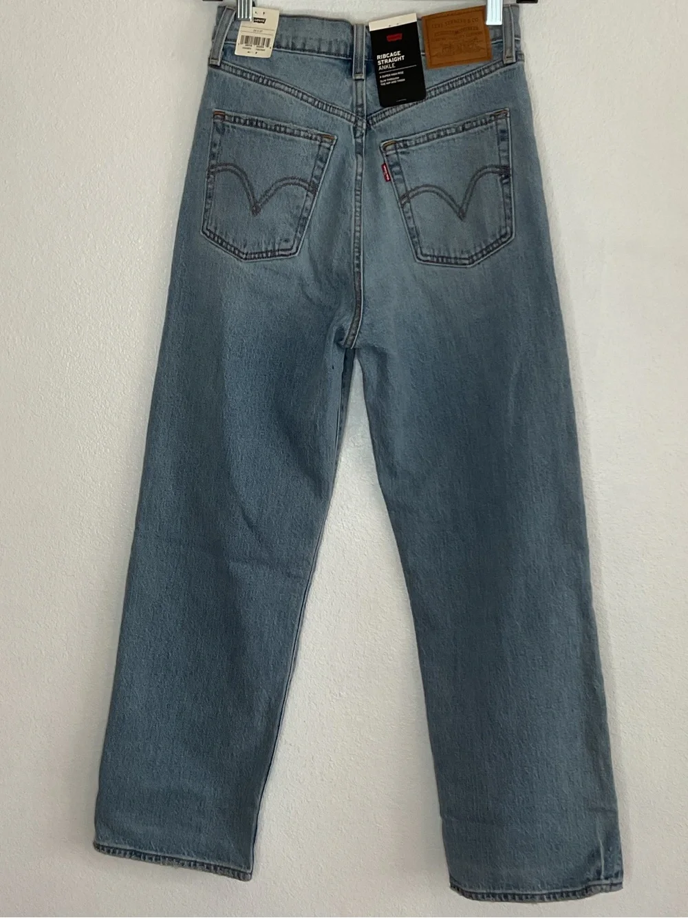 NEW Levi's Premium Ribcage Straight Ankle Jeans - Picture 4 of 16